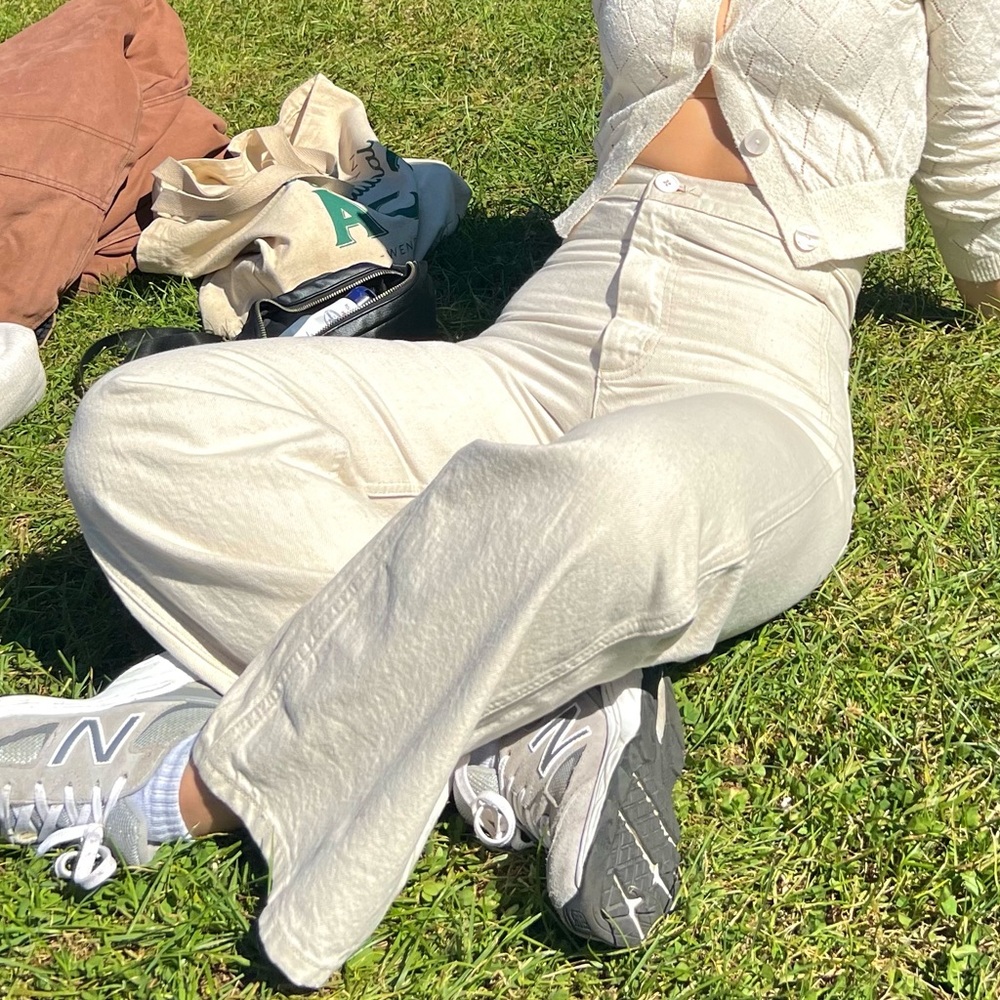 White Levi’s wide leg cropped jeans